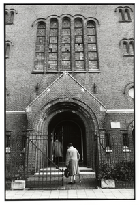 108032 Gezicht op de ingang van de Nieuwe Kerk van de Hervormde Gemeente (Bollenhofsestraat 138) te Utrecht.